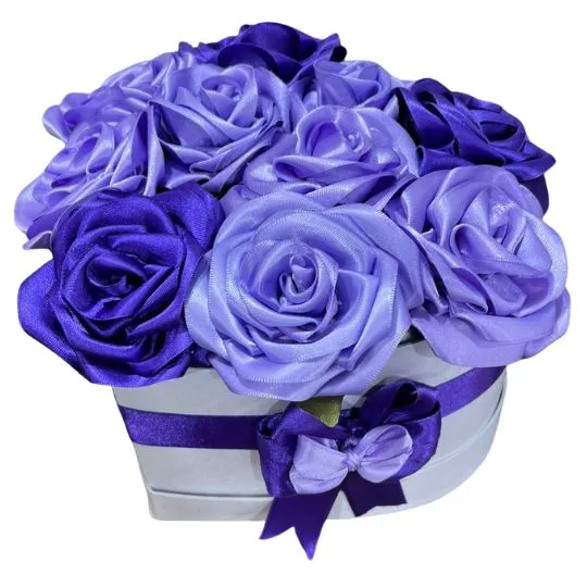 Caja corazon white con rosas de raso violetas y lilas 